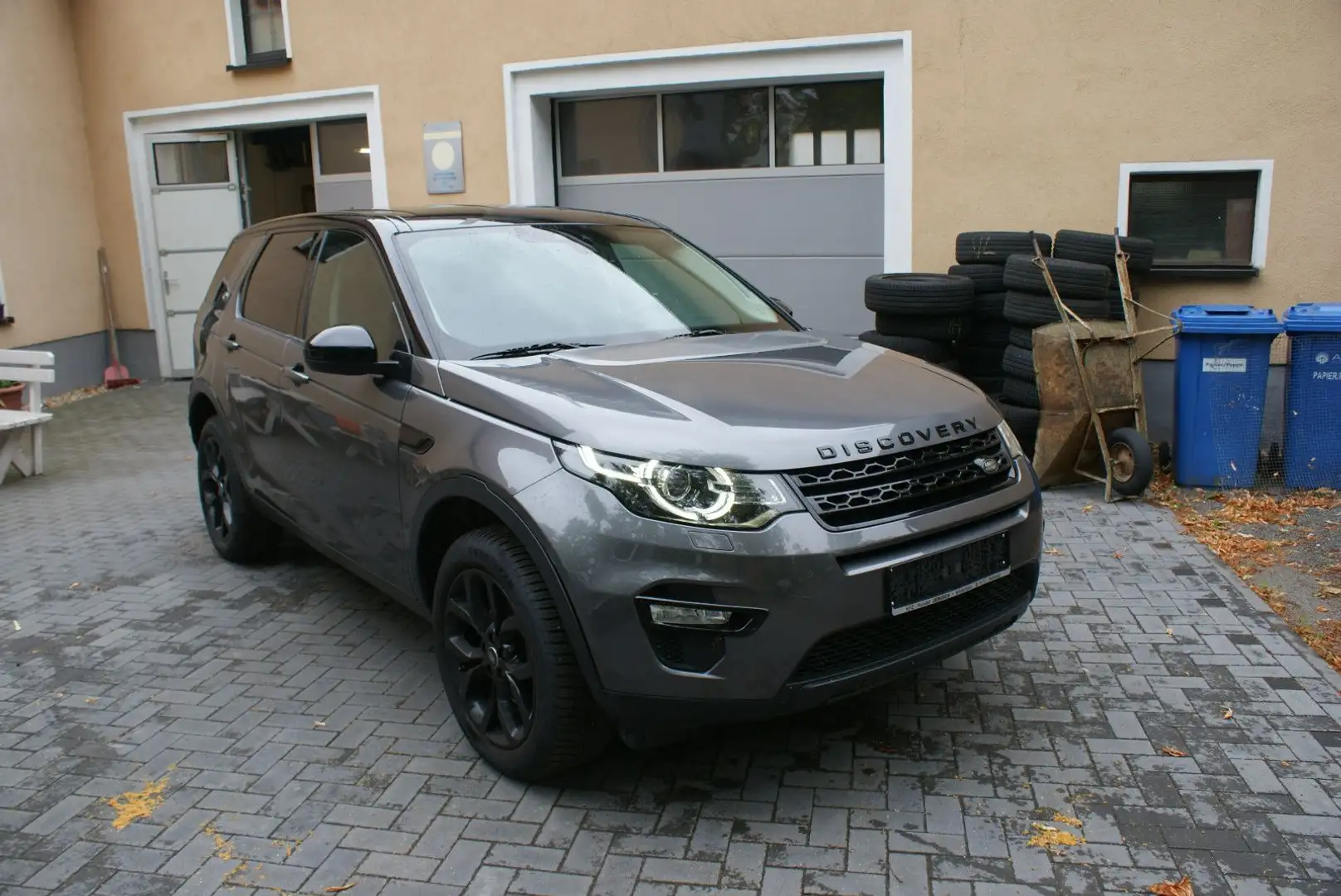 Land Rover Discovery Sport TD4 Automatik 4WD HSE Grau - 2