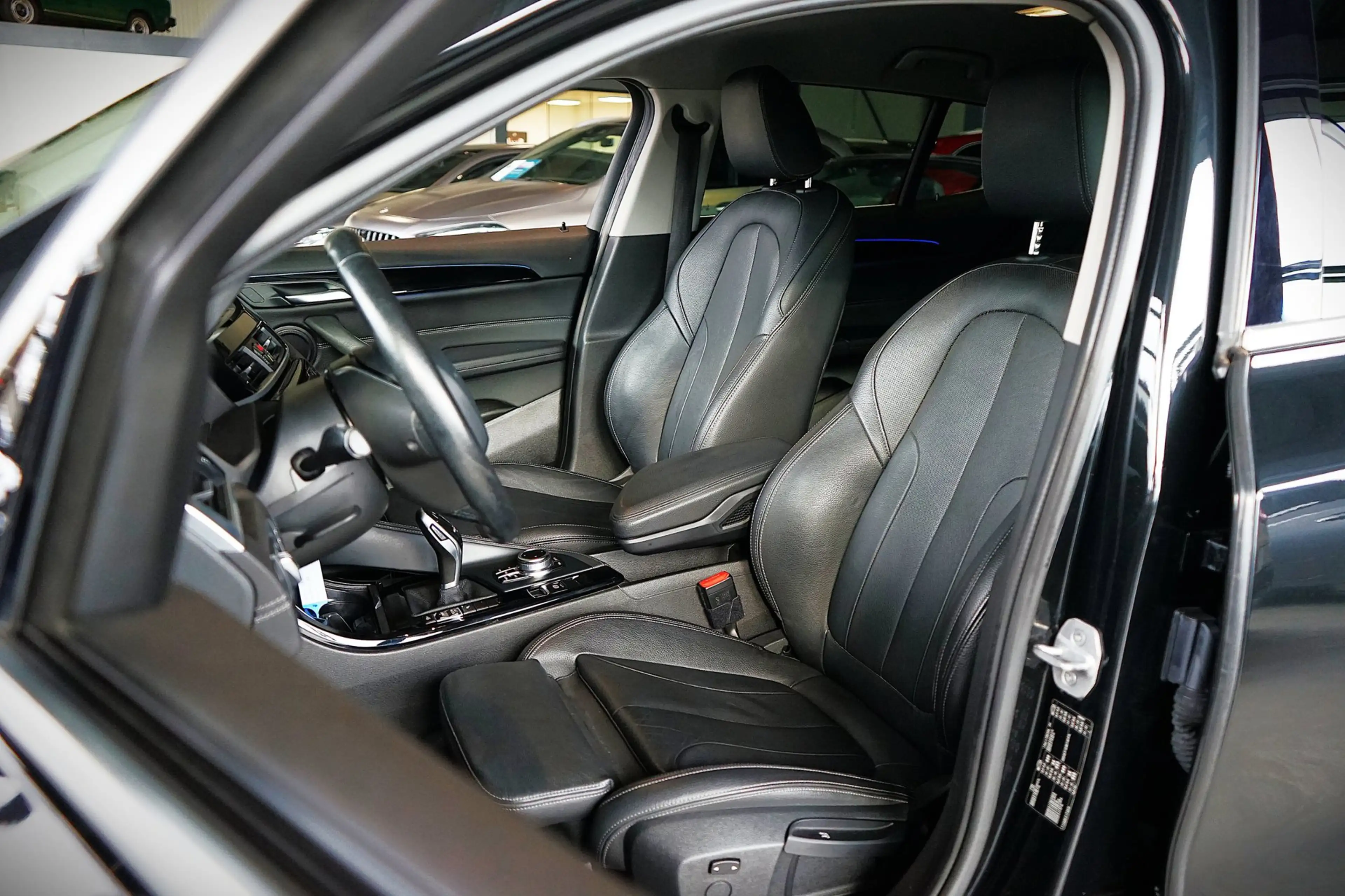 BMW X2 SDrive18i LEDER | AUTOMAAT | SFEERVERLICHTING — photo 5