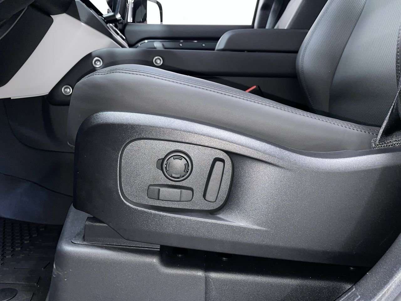 2026 Land Rover Defender 110 S Air Suspension Pack | 20 Wheels / thumb 20
