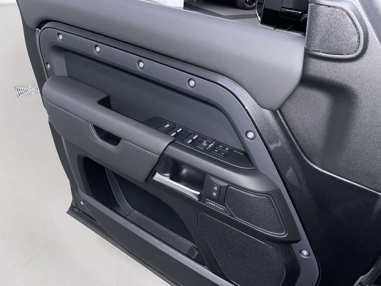 2026 Land Rover Defender 110 S Air Suspension Pack | 20 Wheels / thumb 21