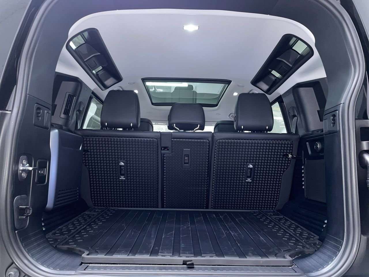 2026 Land Rover Defender 110 S Air Suspension Pack | 20 Wheels / thumb 32