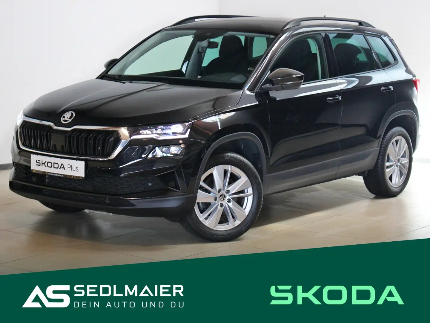 Skoda Karoq 1.5 TSI Selection RCam|NAV|MATRX|TravAssist Zwart - 2