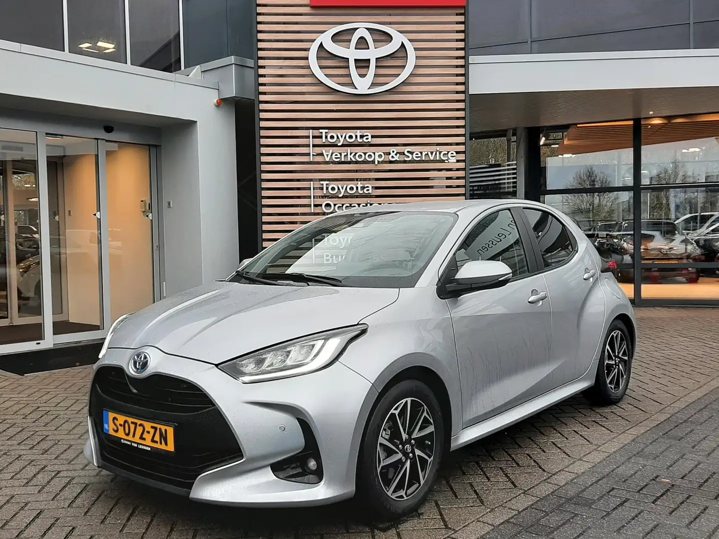 Toyota Yaris 1.5 Hybrid STYLE BLIND SPOT KEYLESS STOELVERW PARK Grau - 1