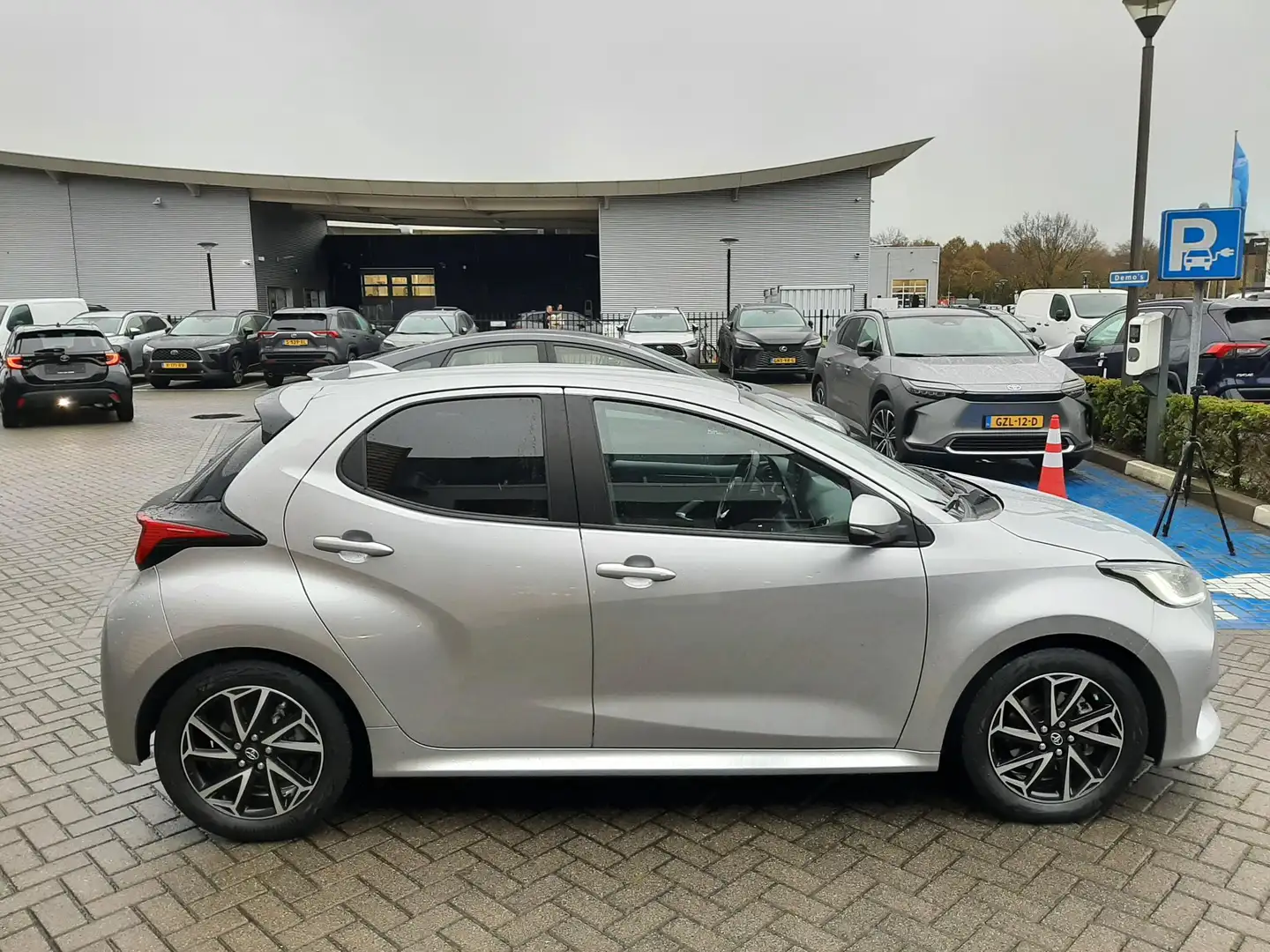 Toyota Yaris 1.5 Hybrid STYLE BLIND SPOT KEYLESS STOELVERW PARK Grau - 2