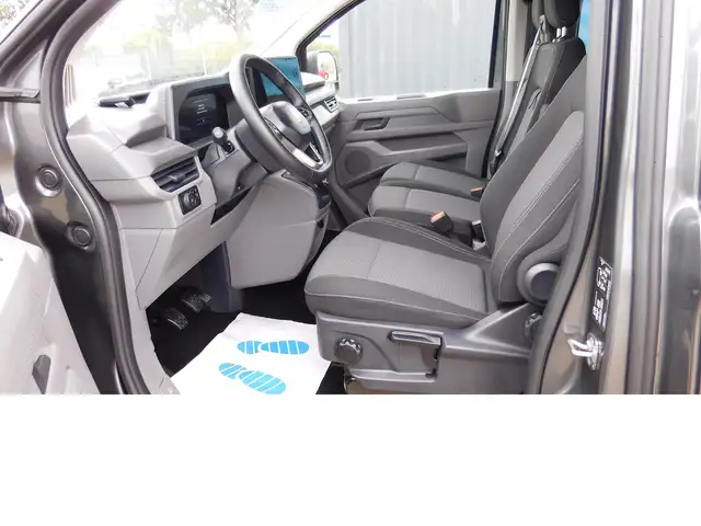 Volkswagen Caravelle view 9
