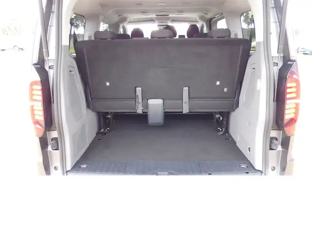 Volkswagen Caravelle view 6