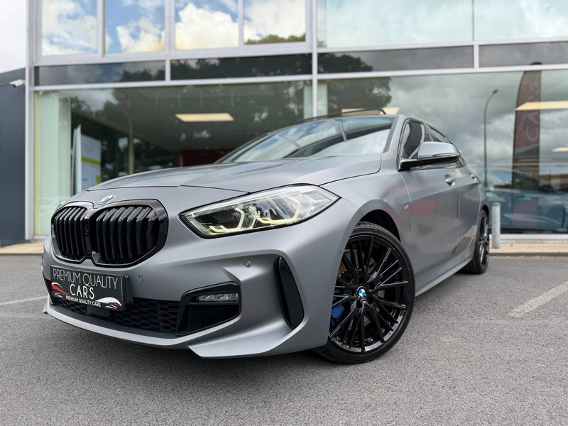 BMW 118 M PACK / MAT GRIJS / PANO / SFEERVERLICHTING / CARPLAY / ZETELVERWARMING / — photo 3
