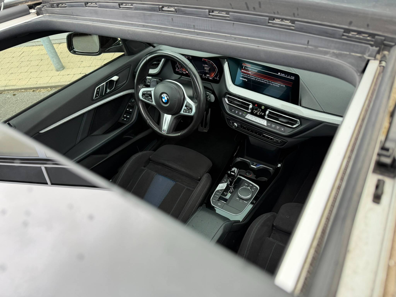 BMW 118 M PACK / MAT GRIJS / PANO / SFEERVERLICHTING / CARPLAY / ZETELVERWARMING / — photo 17
