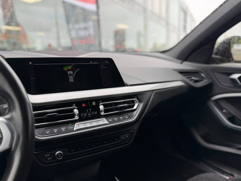 BMW 118 M PACK / MAT GRIJS / PANO / SFEERVERLICHTING / CARPLAY / ZETELVERWARMING / — photo 24