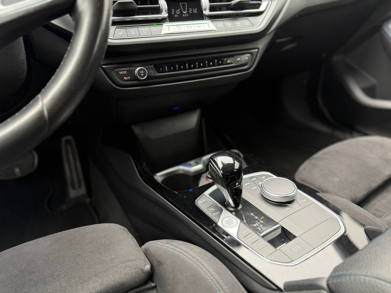 BMW 118 M PACK / MAT GRIJS / PANO / SFEERVERLICHTING / CARPLAY / ZETELVERWARMING / — photo 23