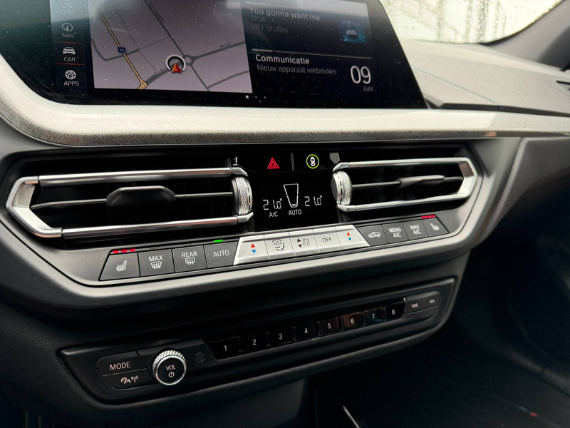 BMW 118 M PACK / MAT GRIJS / PANO / SFEERVERLICHTING / CARPLAY / ZETELVERWARMING / — photo 25