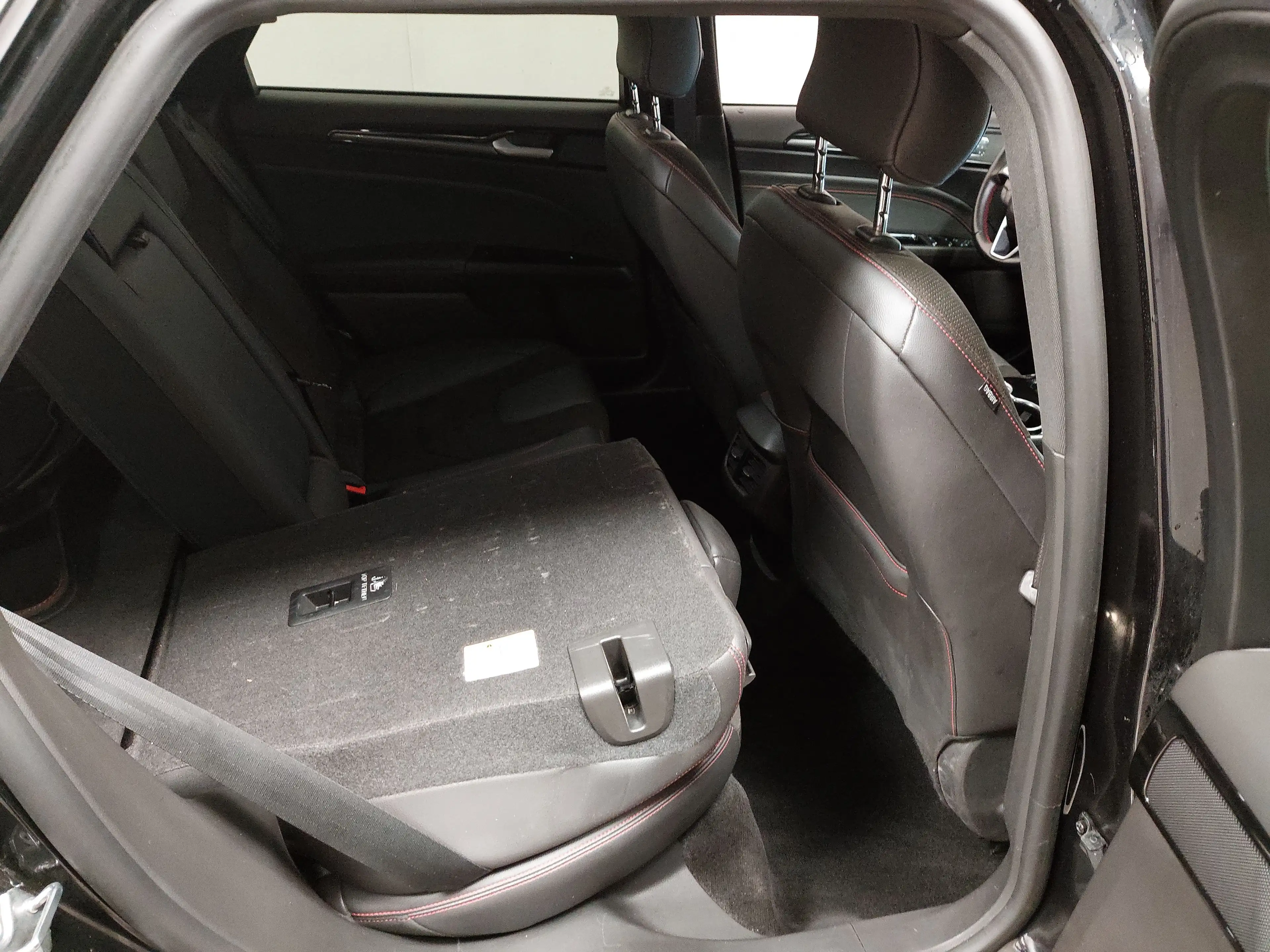 Ford Mondeo — photo 11