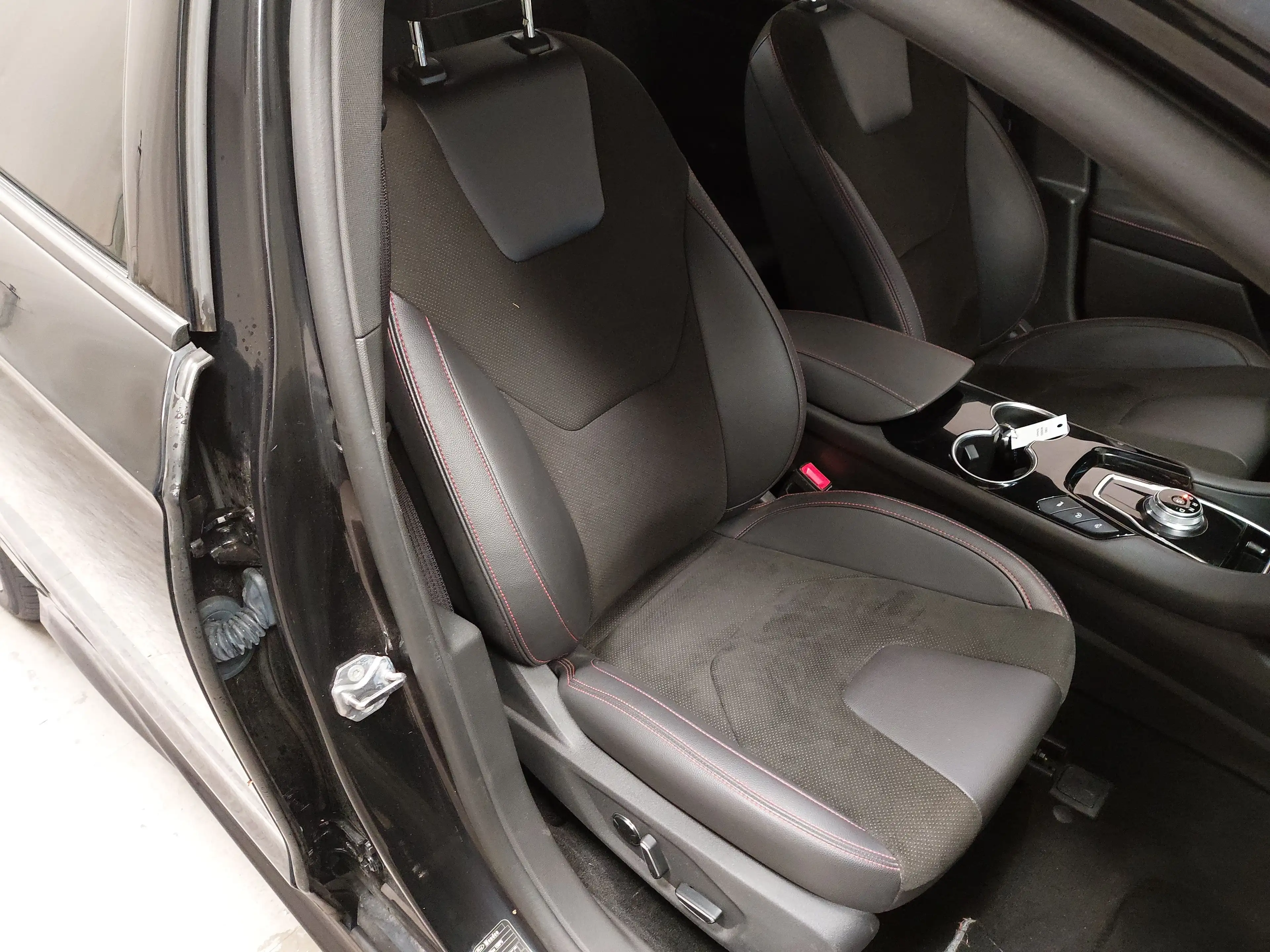 Ford Mondeo — photo 10