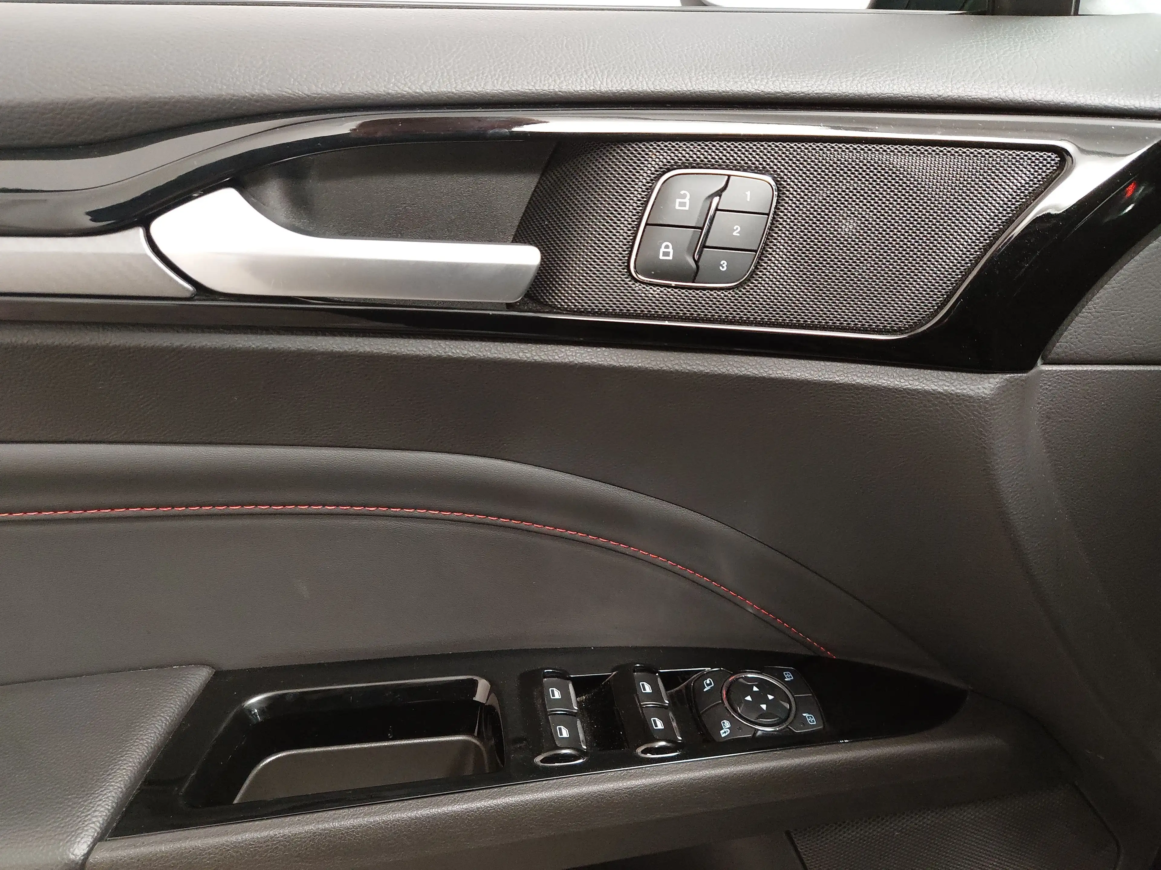 Ford Mondeo — photo 5