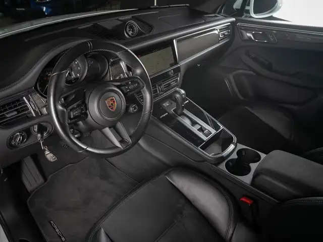 Porsche Macan view 11