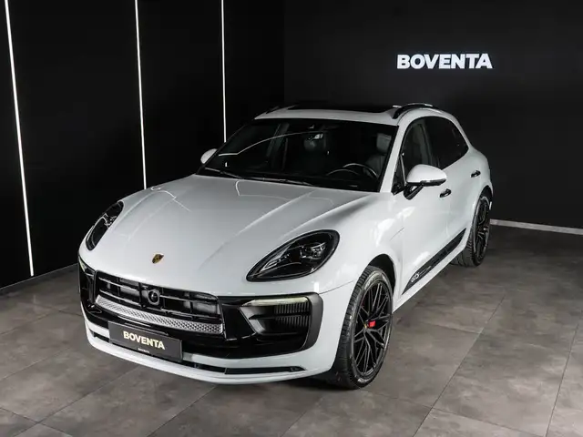 Porsche Macan view 3