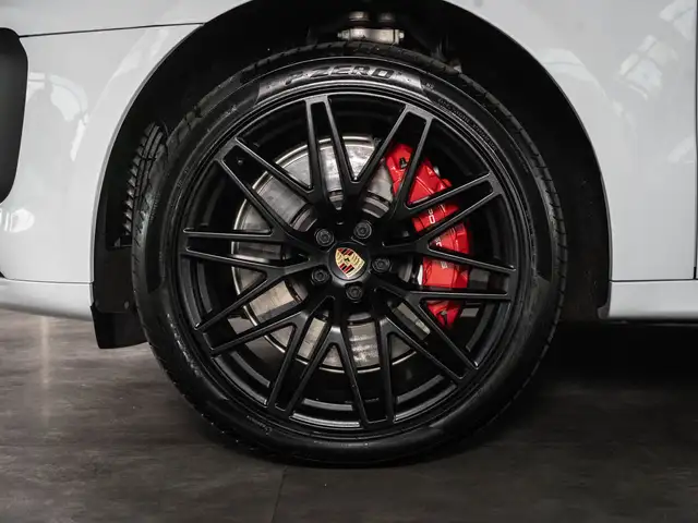 Porsche Macan view 4