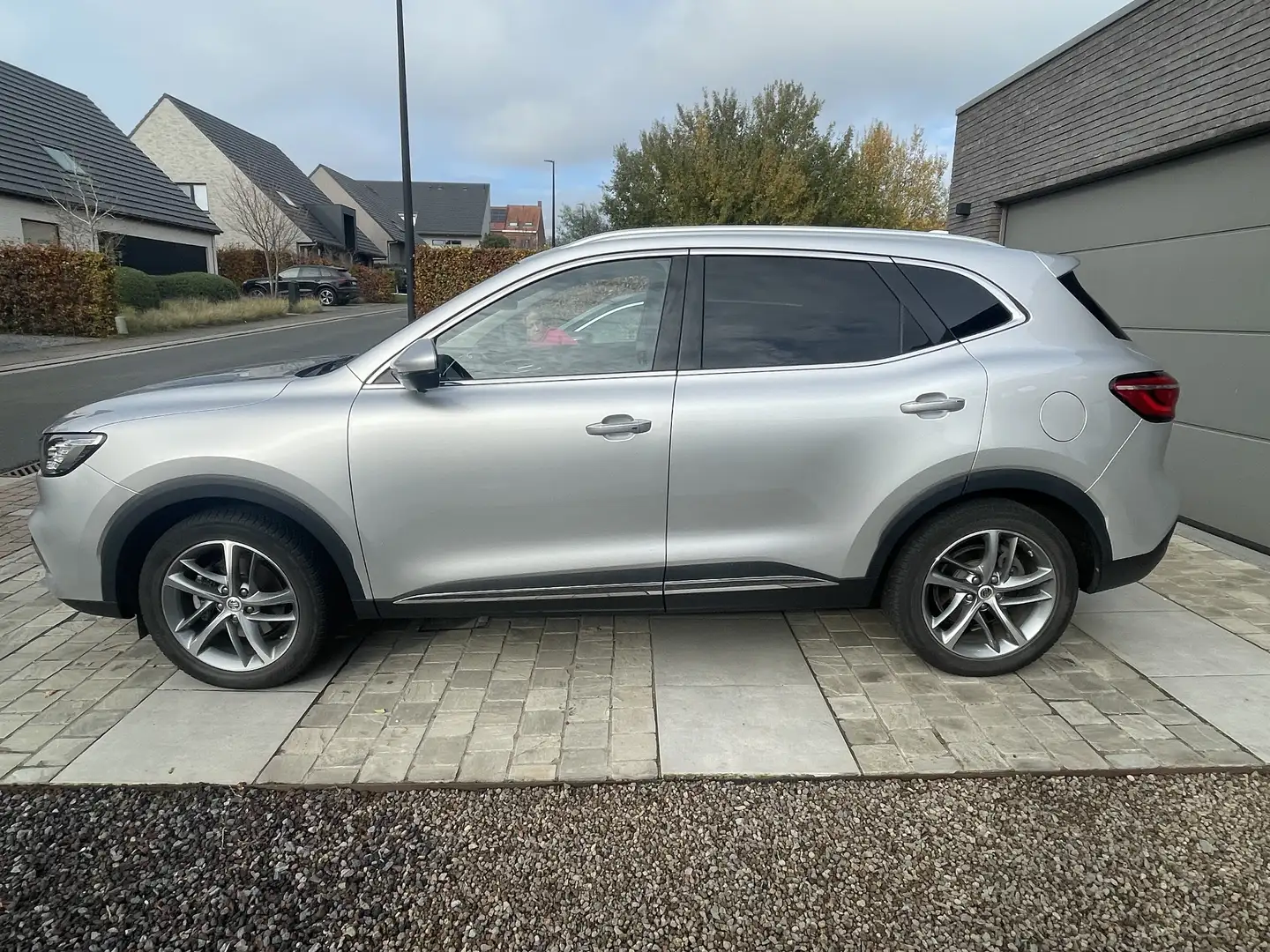 MG EHS EHS PHEV Luxury Plateado - 2