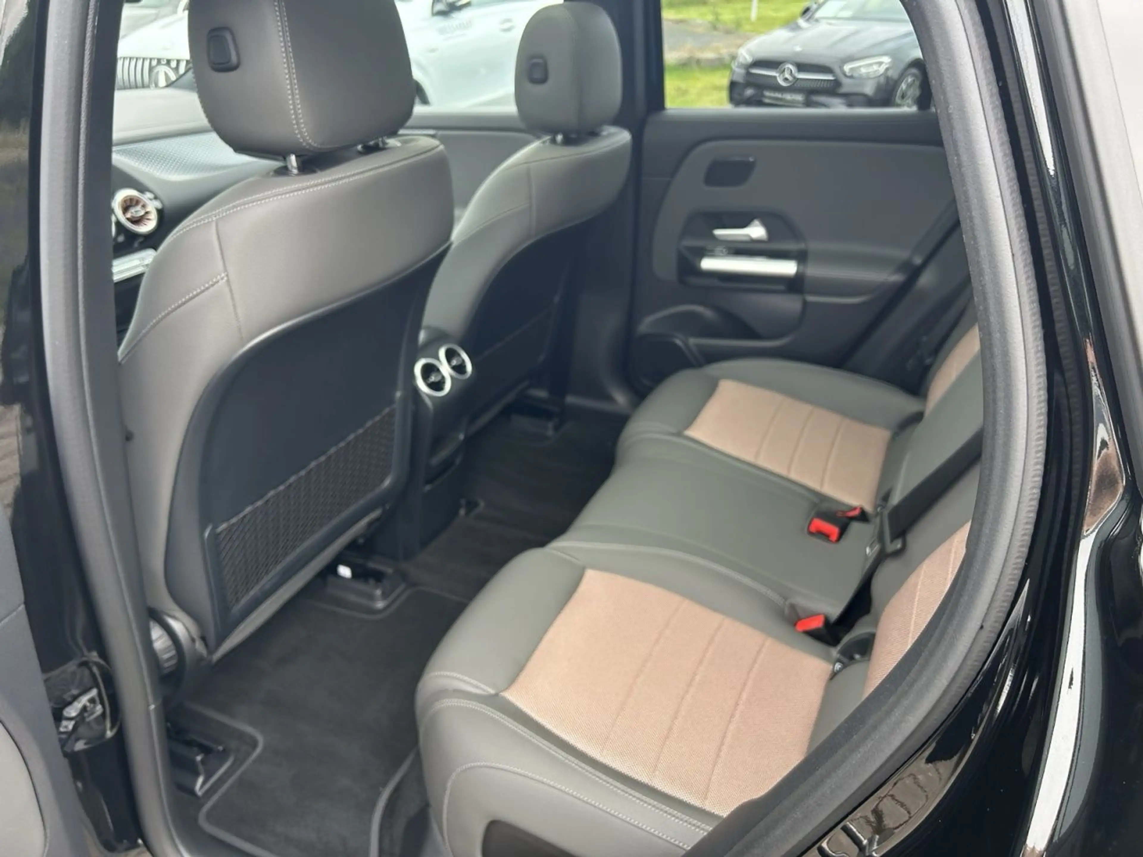 Mercedes-Benz EQA 300 4MATIC NIGHT+FAHRASSIST+TOTW+AMBIENTE — photo 13