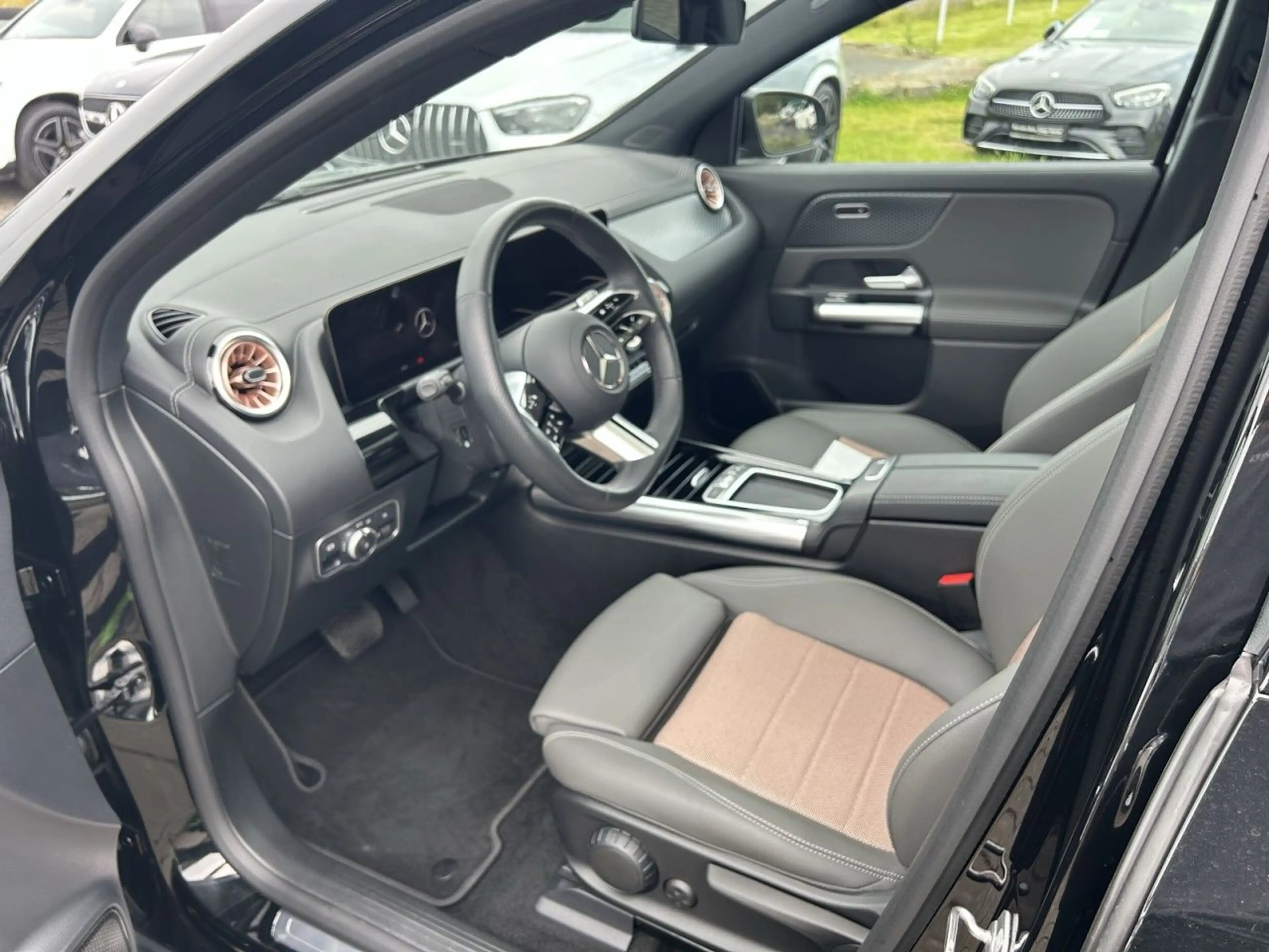 Mercedes-Benz EQA 300 4MATIC NIGHT+FAHRASSIST+TOTW+AMBIENTE — photo 12