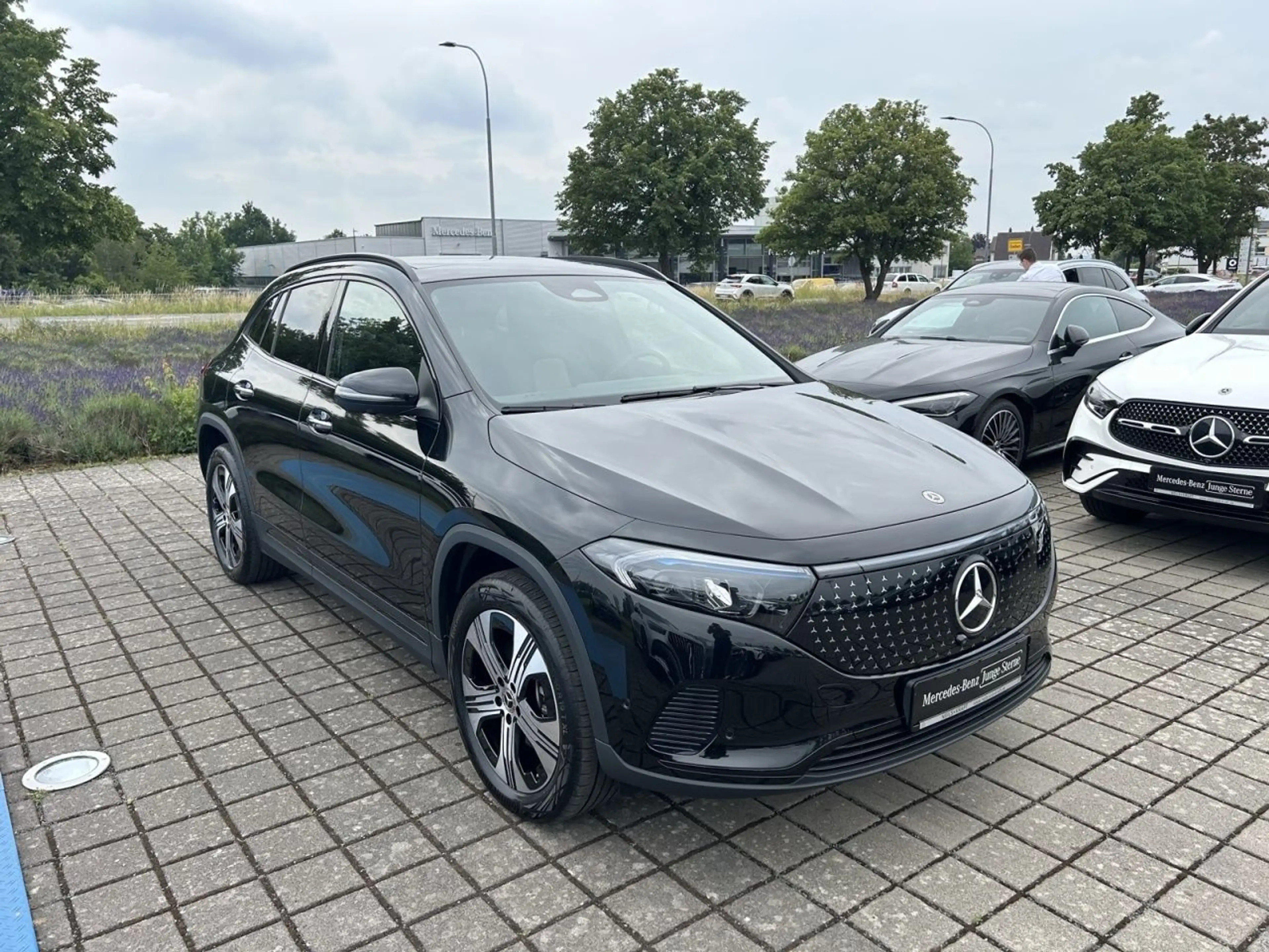 Mercedes-Benz EQA 300 4MATIC NIGHT+FAHRASSIST+TOTW+AMBIENTE — photo 4