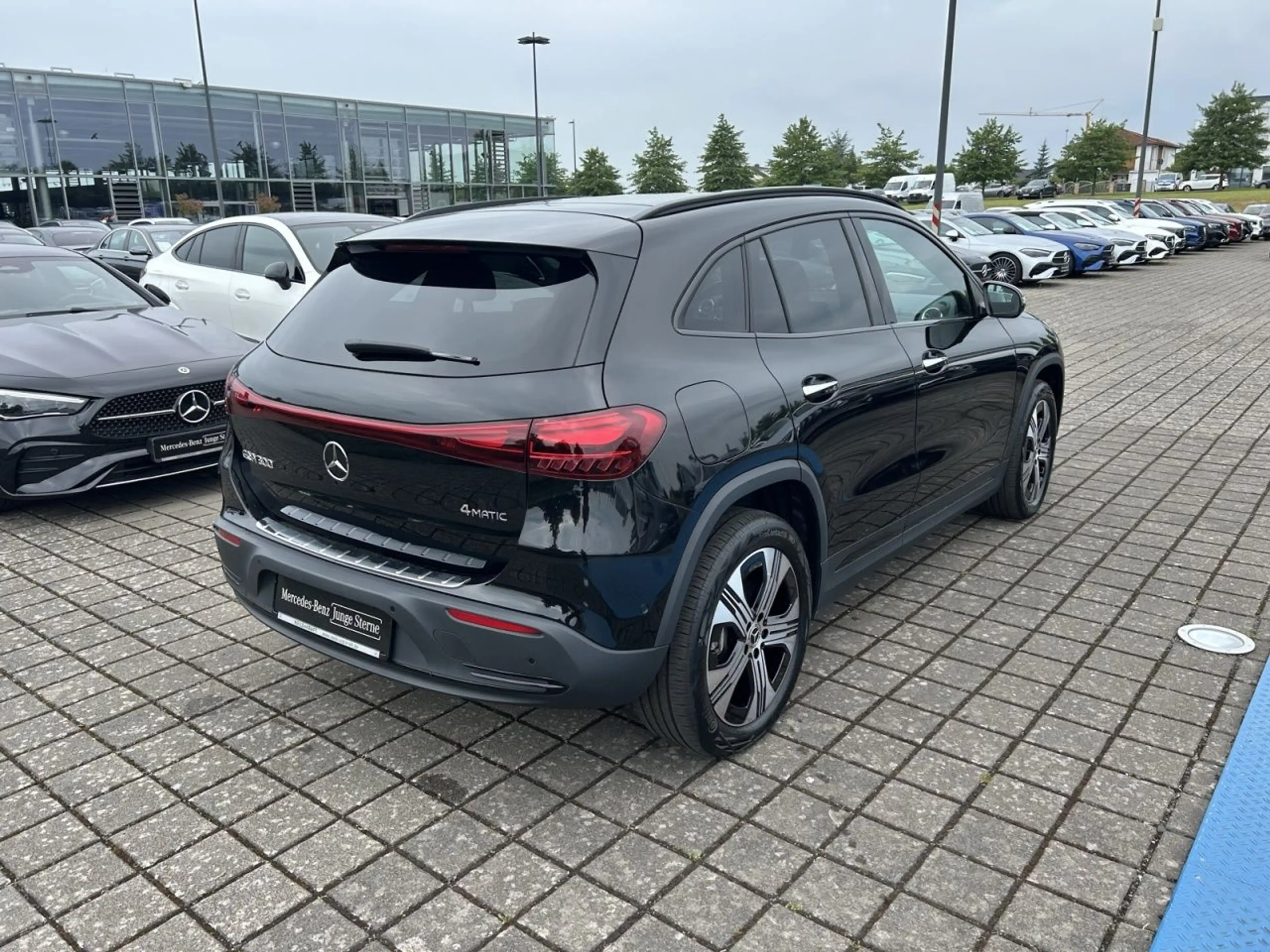 Mercedes-Benz EQA 300 4MATIC NIGHT+FAHRASSIST+TOTW+AMBIENTE — photo 6