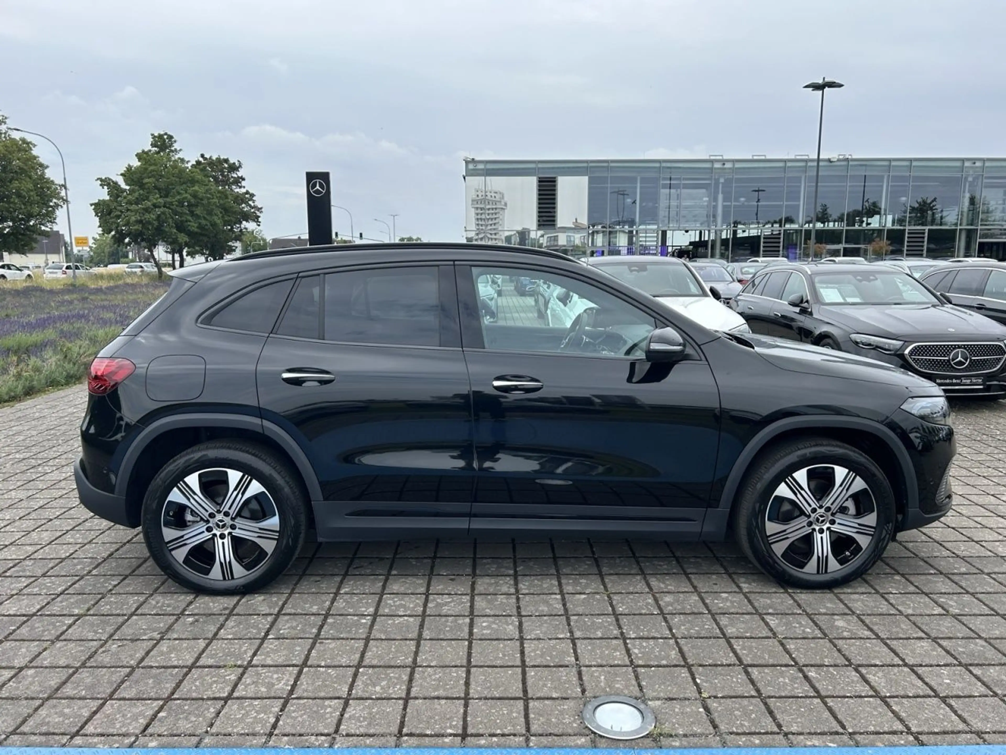 Mercedes-Benz EQA 300 4MATIC NIGHT+FAHRASSIST+TOTW+AMBIENTE — photo 5
