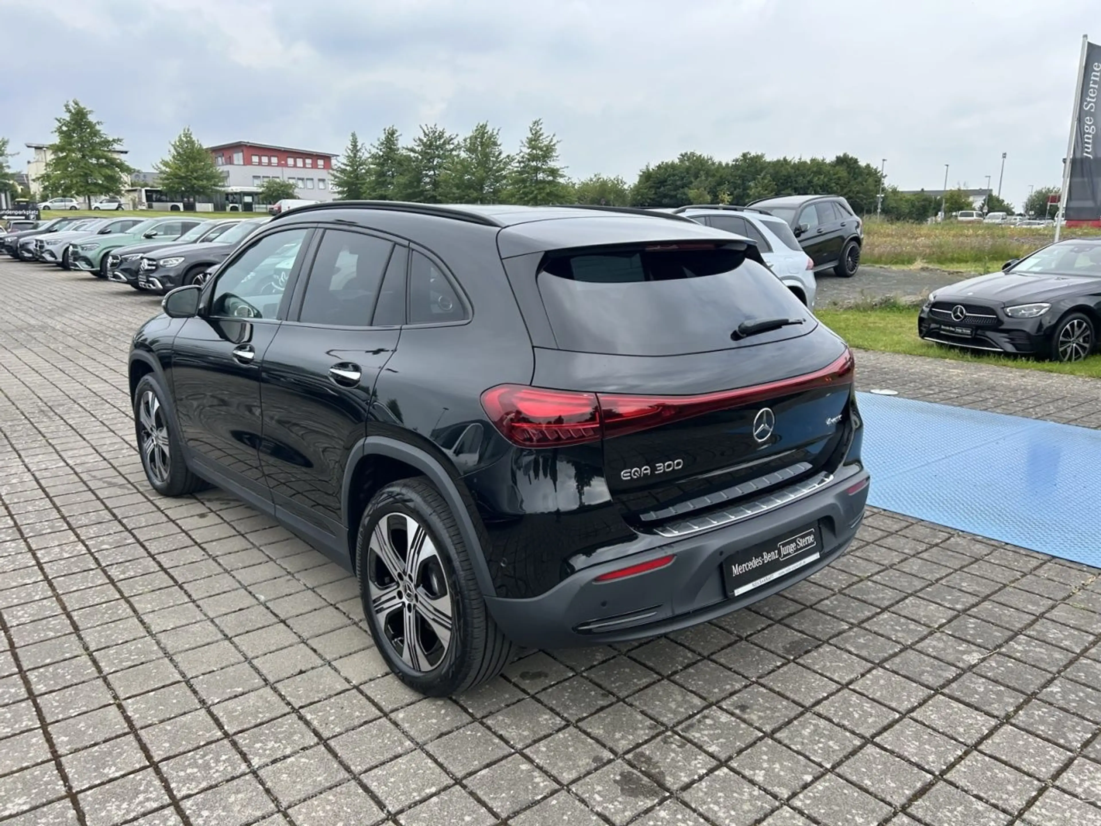 Mercedes-Benz EQA 300 4MATIC NIGHT+FAHRASSIST+TOTW+AMBIENTE — photo 8