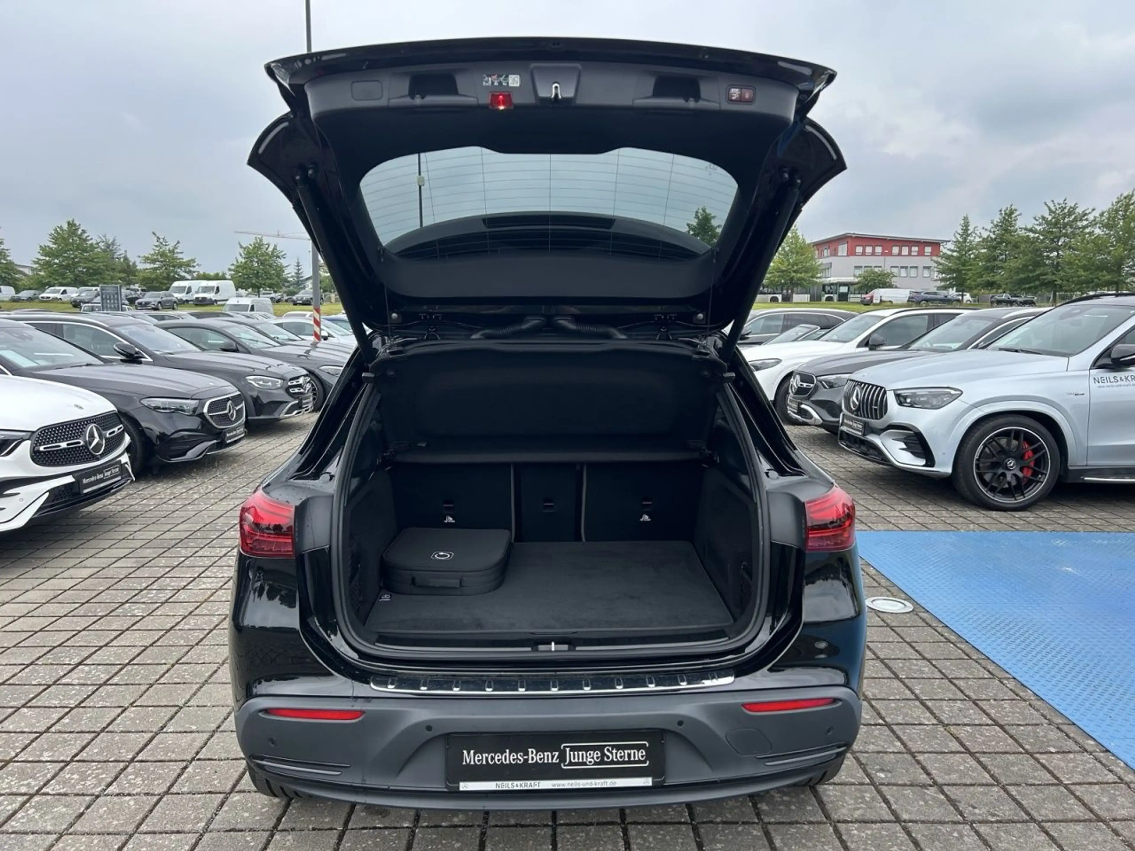 Mercedes-Benz EQA 300 4MATIC NIGHT+FAHRASSIST+TOTW+AMBIENTE — photo 10