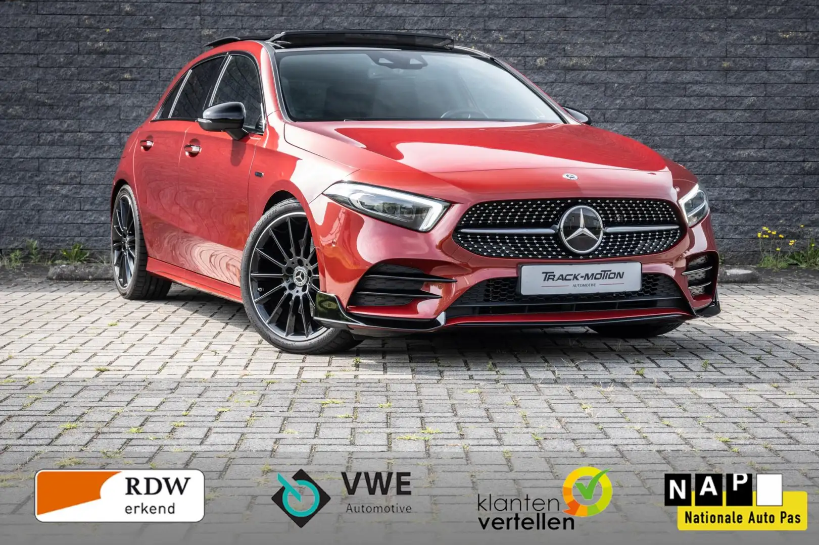 Mercedes-Benz A 250 e Business Solution AMG Limited Panoramadak Rood - 1
