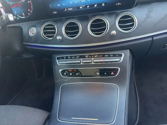 Mercedes-Benz 220 view 14