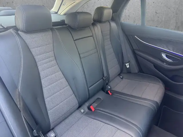 Mercedes-Benz 220 view 16