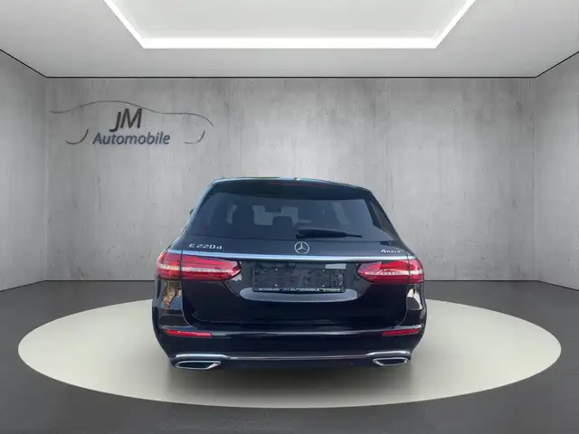 Mercedes-Benz 220 view 3
