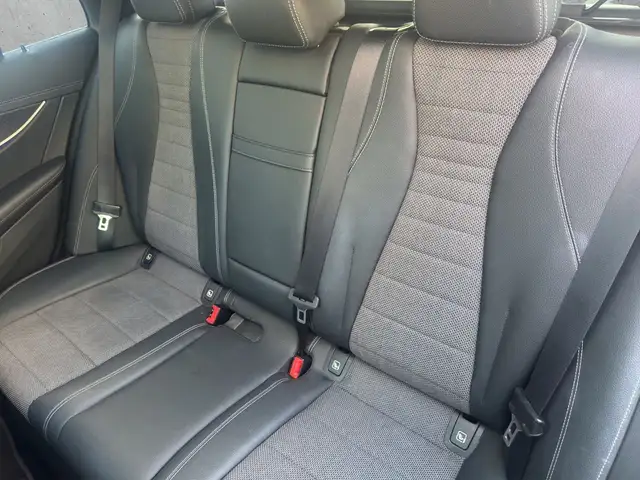Mercedes-Benz 220 view 12