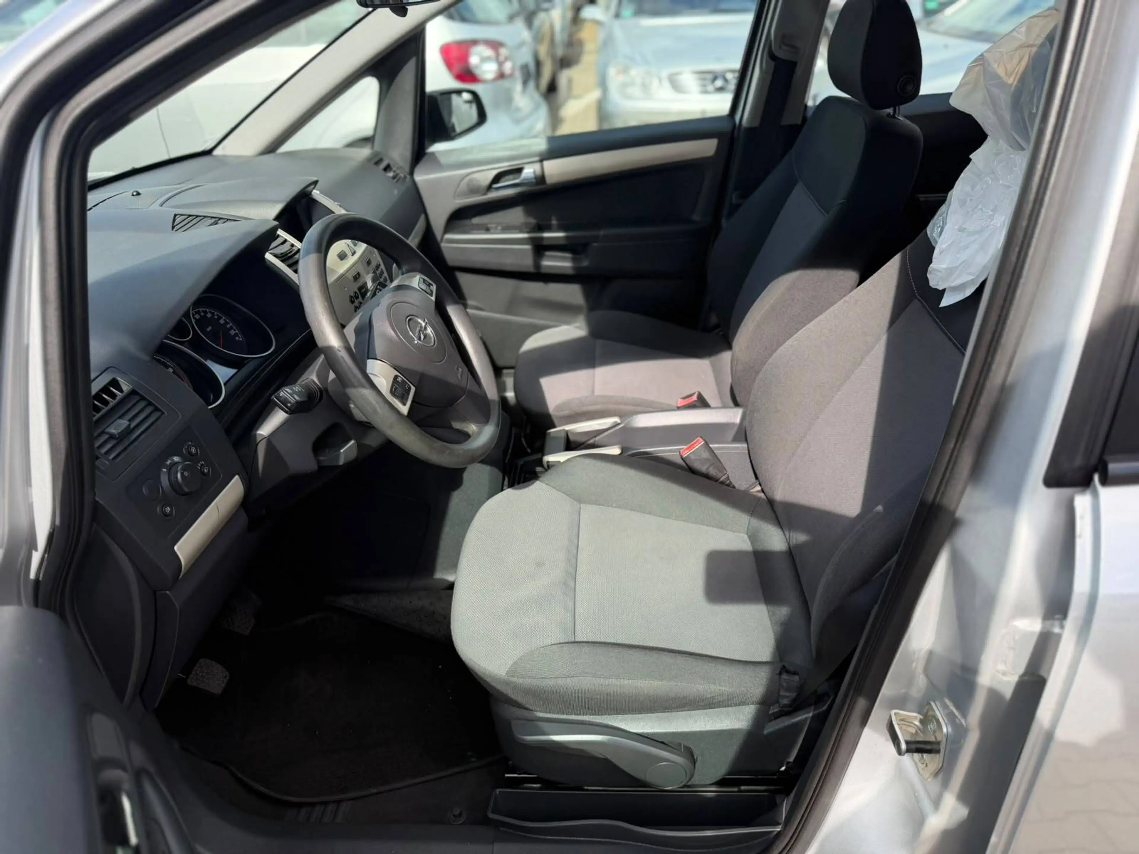 Opel Zafira Zafira Diesel 1.9 CDTI — photo 9