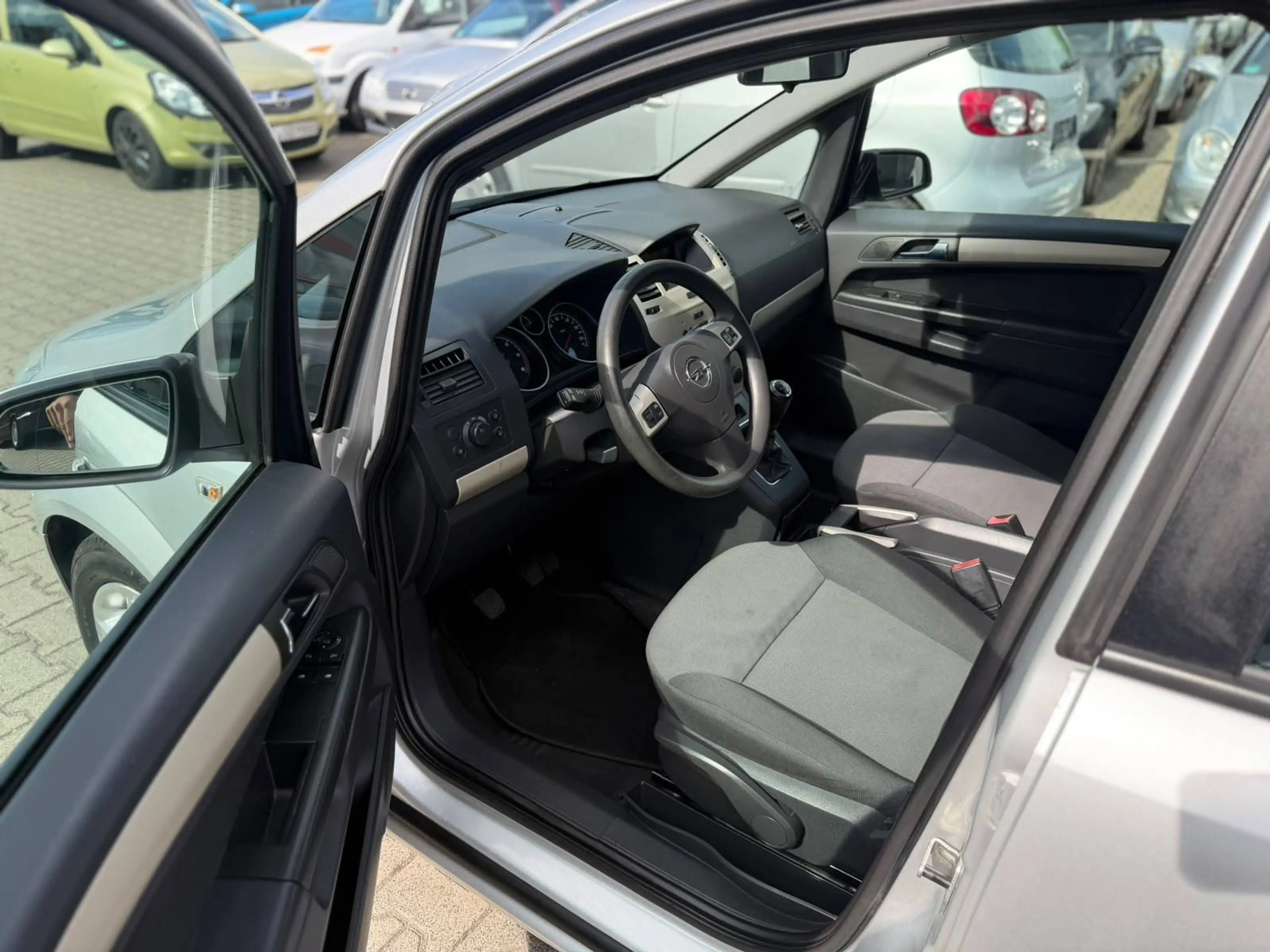 Opel Zafira Zafira Diesel 1.9 CDTI — photo 8