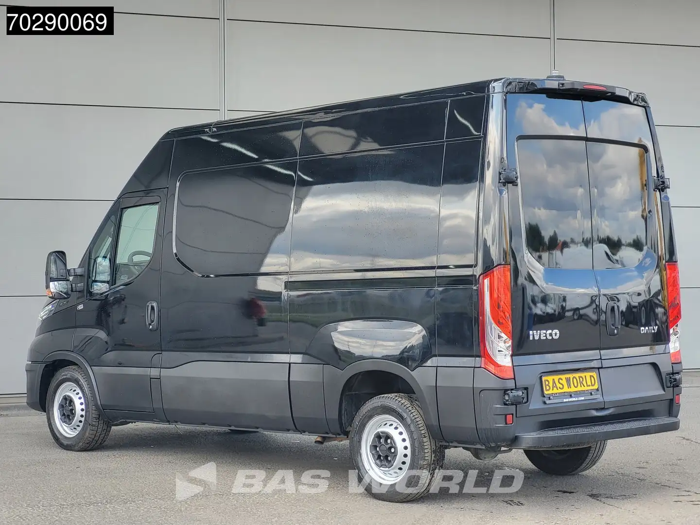 Iveco Daily 35S16 L2H2 3,5t Trekgewicht 160PK Navi LED Airco C Schwarz - 2