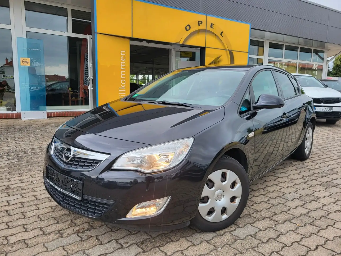 Opel Astra J Lim. 5-trg. Design Edition *AU/HU 06/26* Schwarz - 1