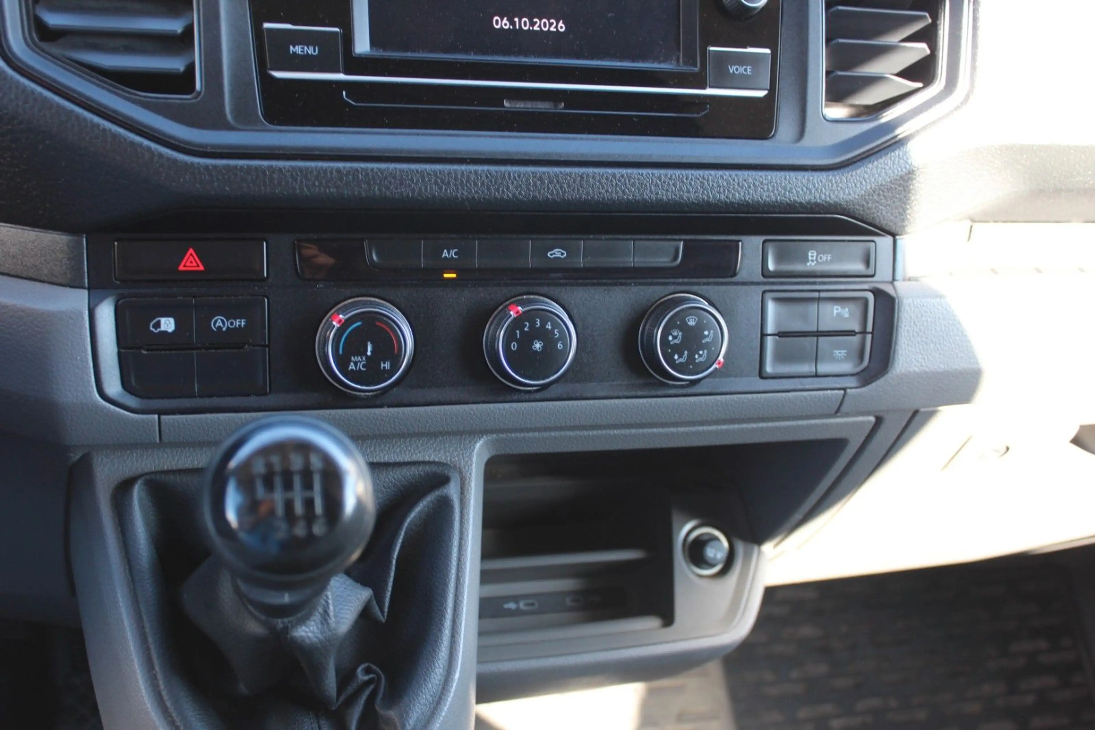 Volkswagen Crafter Kasten 30 mittellang Hochdach FWD — photo 11