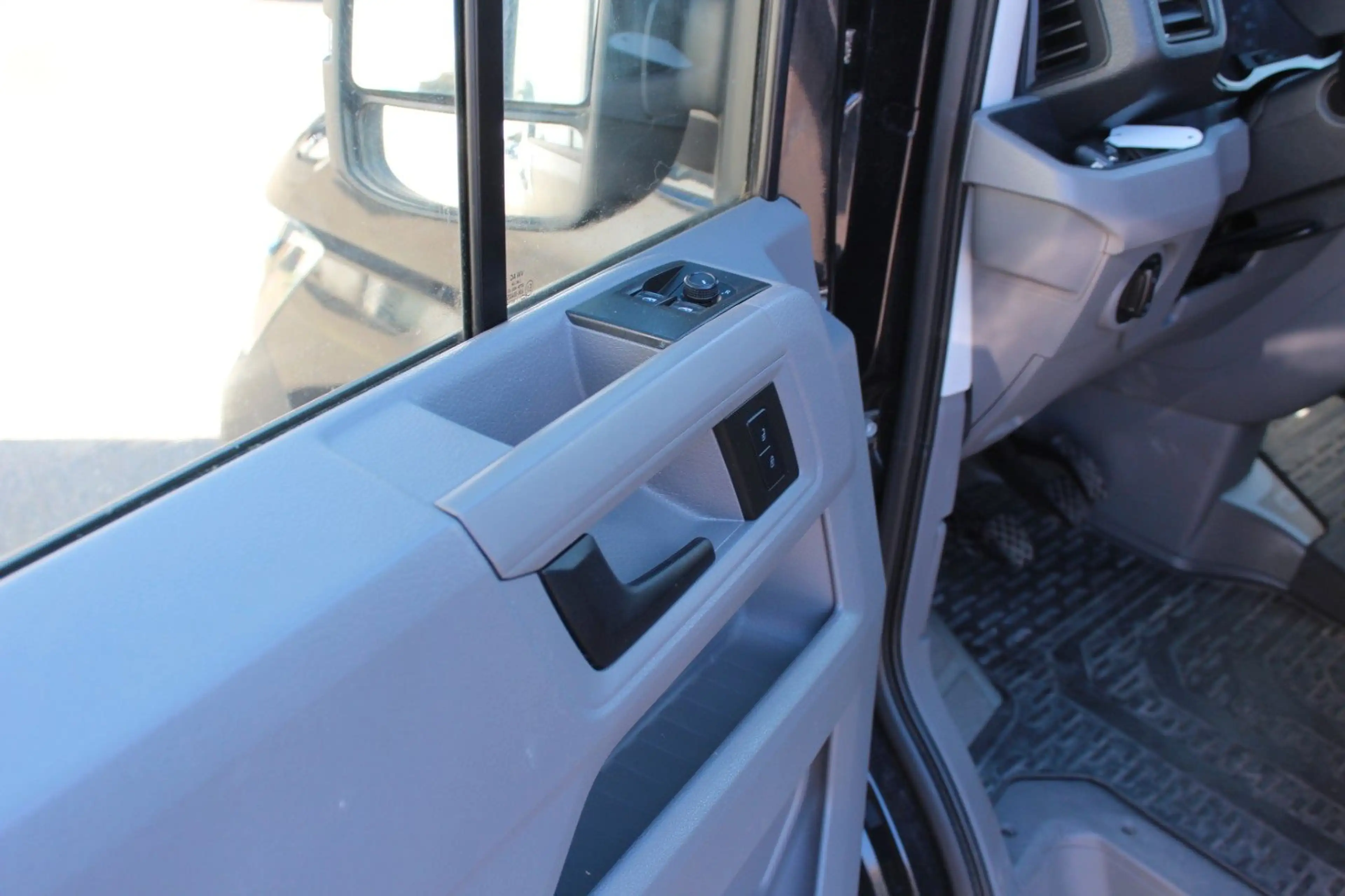 Volkswagen Crafter Kasten 30 mittellang Hochdach FWD — photo 7
