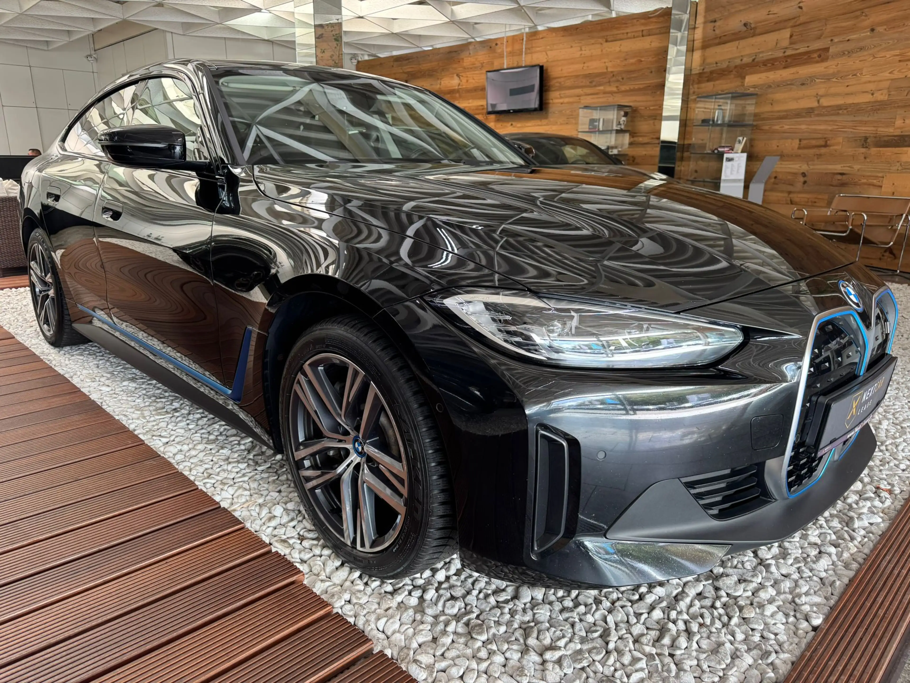 BMW i4 40 eDrive Schiebedach 18 Zoll Vollleder — photo 3