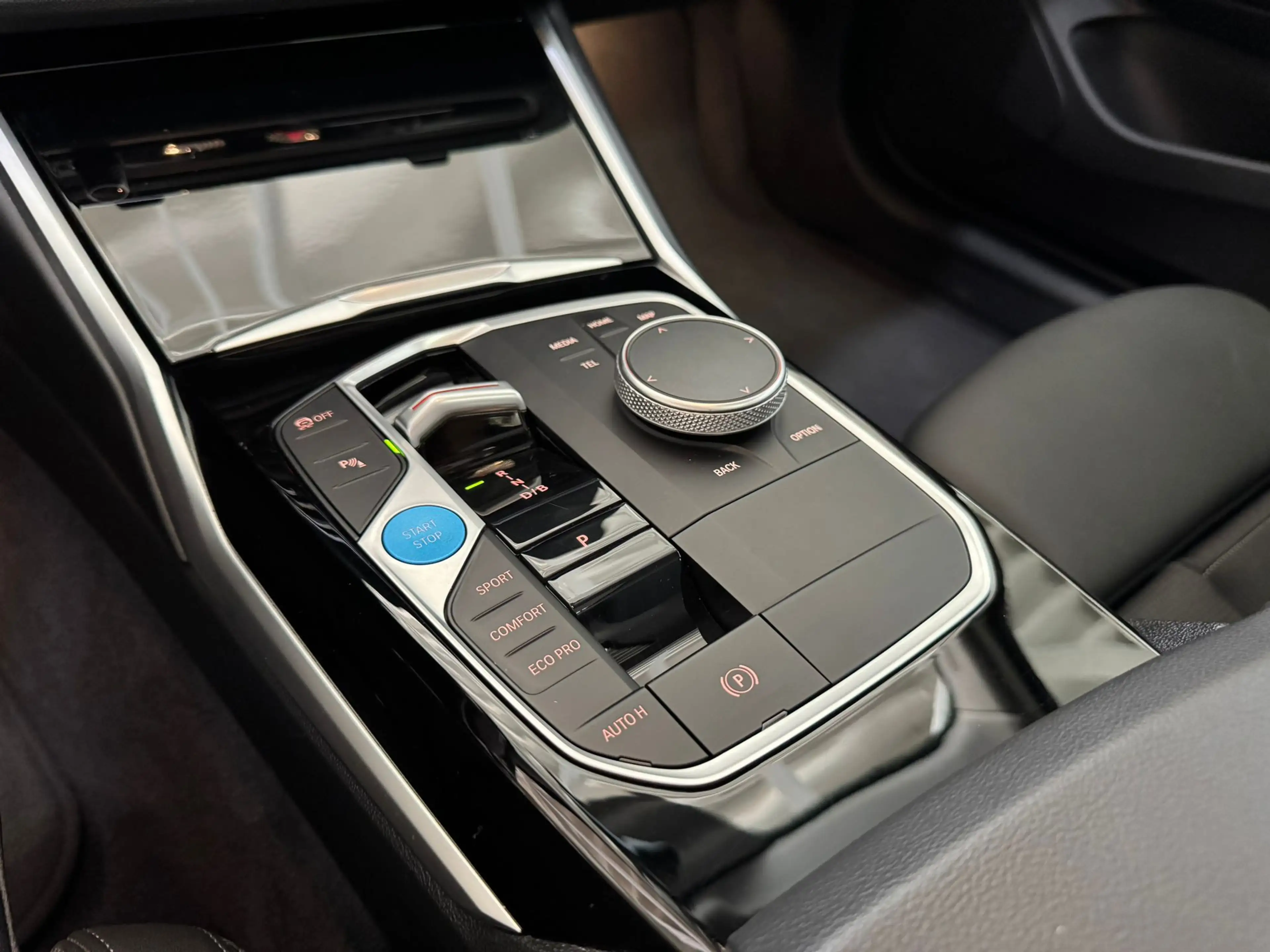 BMW i4 40 eDrive Schiebedach 18 Zoll Vollleder — photo 14