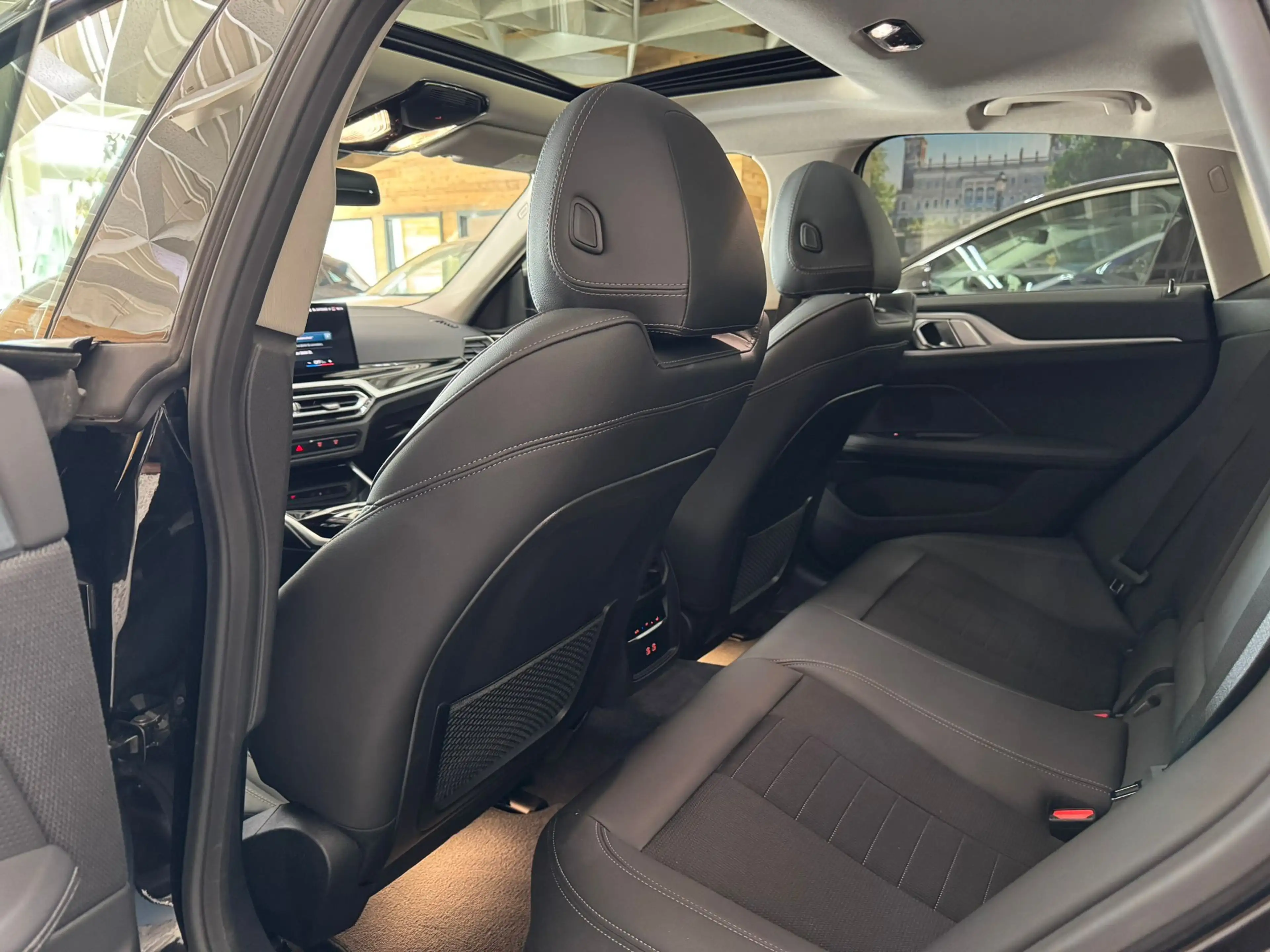 BMW i4 40 eDrive Schiebedach 18 Zoll Vollleder — photo 8