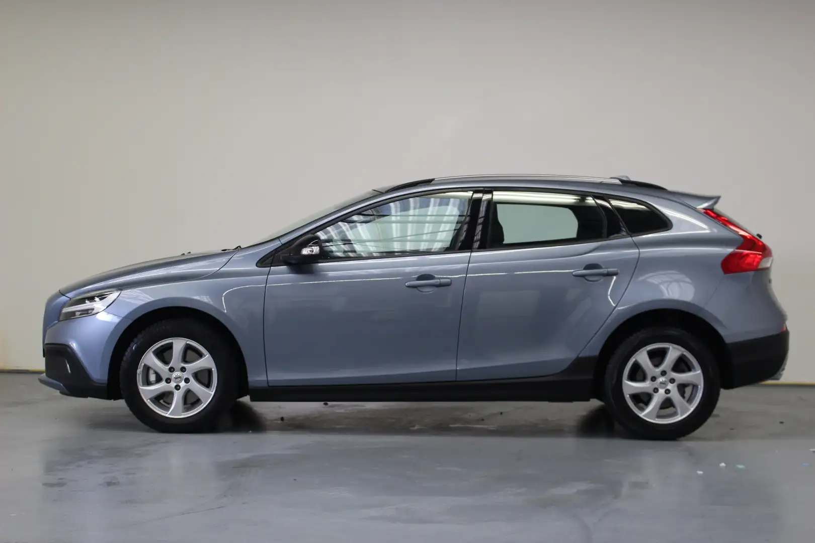 Volvo V40 Cross Country 2.0 T3 Nordic | Rijklaarprijs | Leer | Pano dak | Blauw - 2