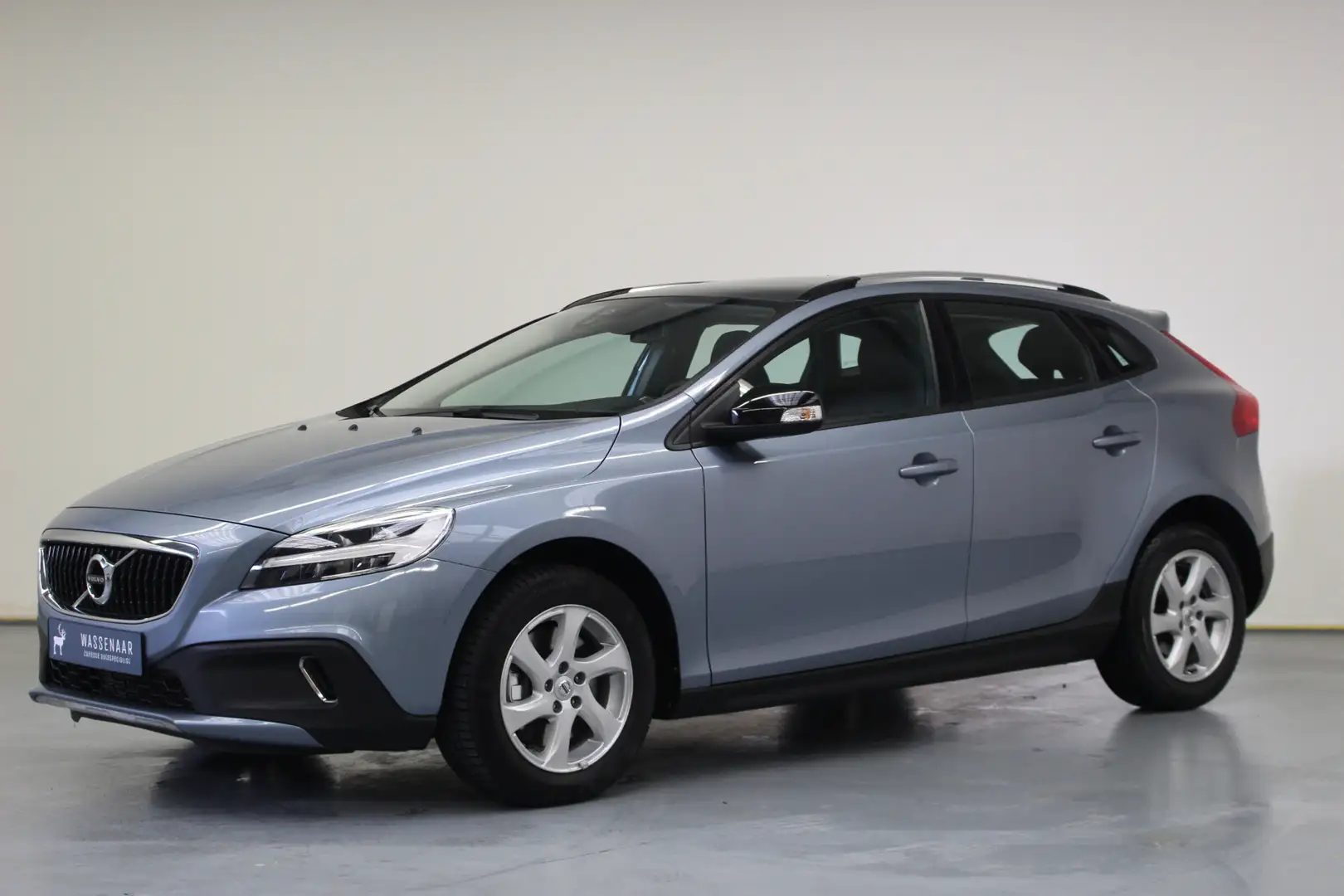 Volvo V40 Cross Country 2.0 T3 Nordic | Rijklaarprijs | Leer | Pano dak | Blauw - 1