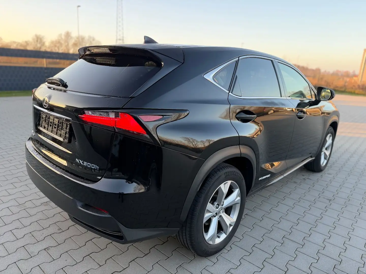 Lexus NX 300 Hybrid Luxury -HUD-Sitzbelü.-Pano-360Ka Schwarz - 2