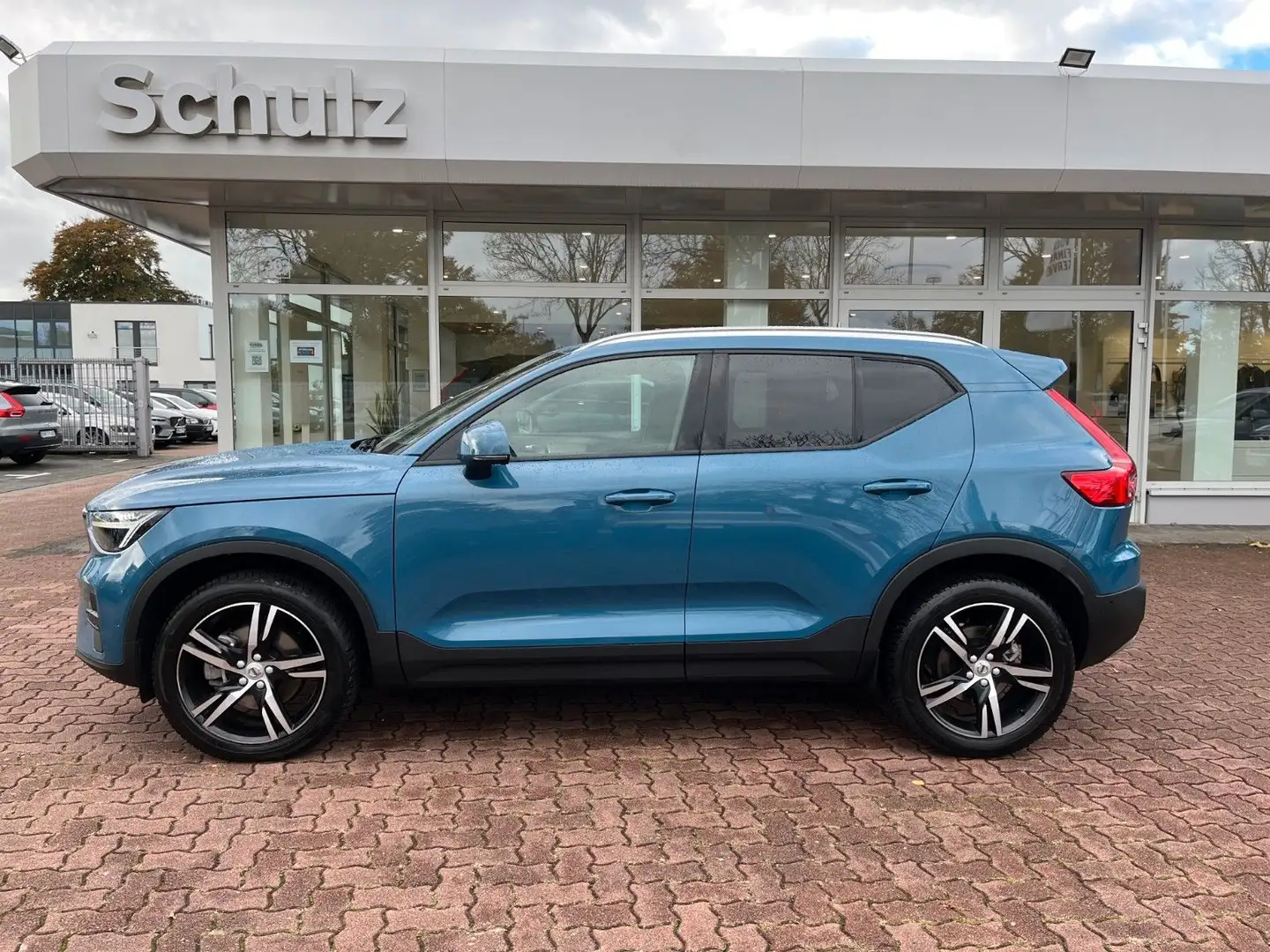 Volvo XC40 B3 Core DCT Blau - 1