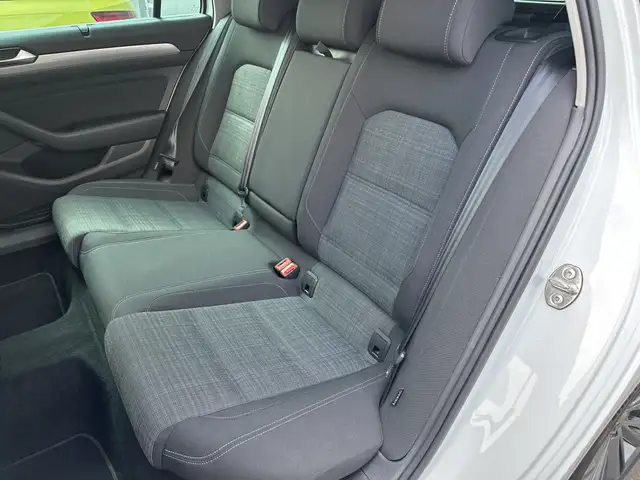Volkswagen Passat view 11