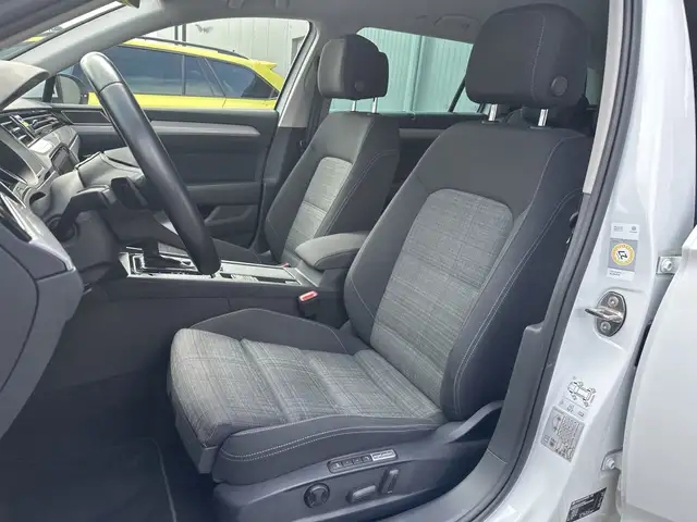 Volkswagen Passat view 8