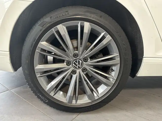 Volkswagen Passat view 3